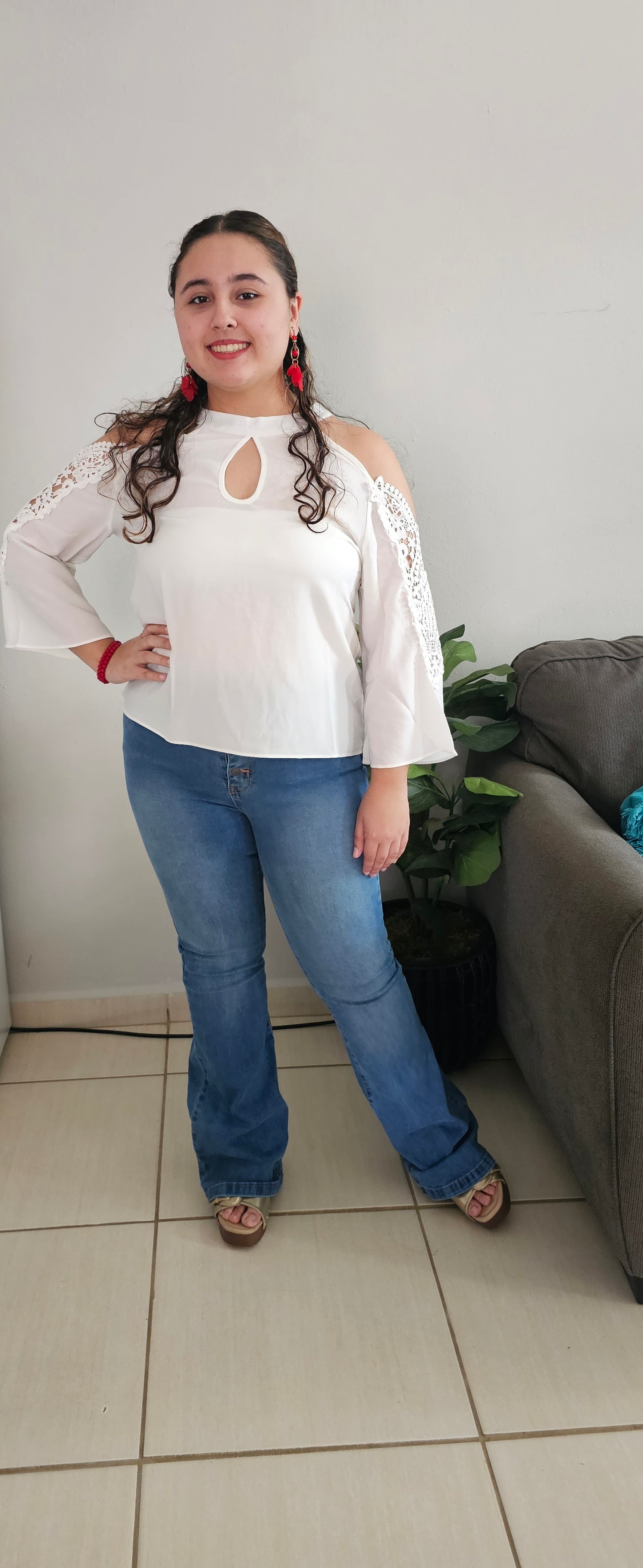 Solid cold shoulder keyhole front top