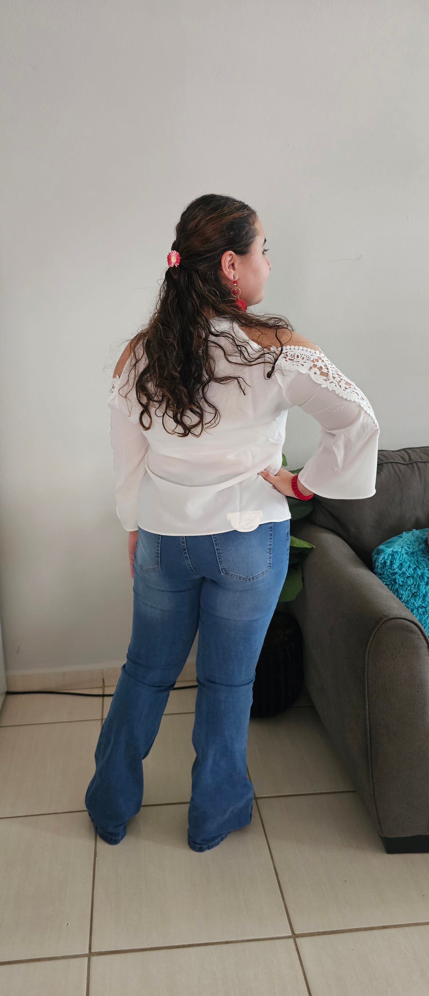 Solid cold shoulder keyhole front top